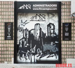 Graffiti Persiana Administrador Fincas Regius Blanco Y Negro Street Art 300x100000